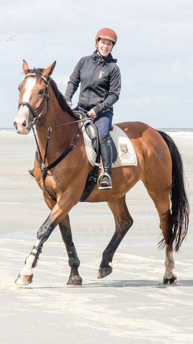 Nolene op haar paard Emiro. Emiro is een cognac-kleurig paard met zwarte benen.